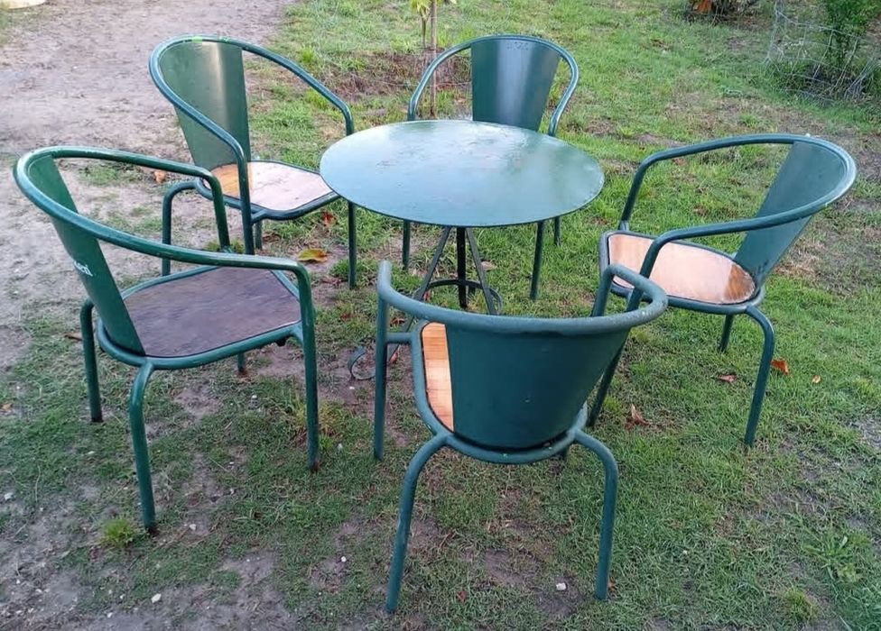Mesa em ferro com respetivas cadeiras, antigas.