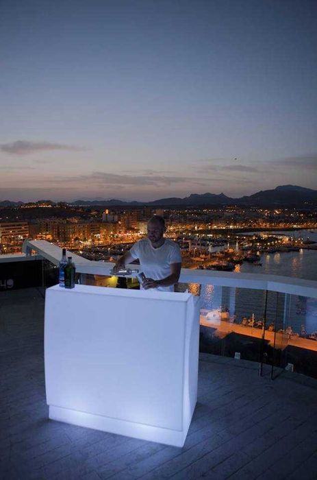 Mobiliario bares e mesas com iluminação