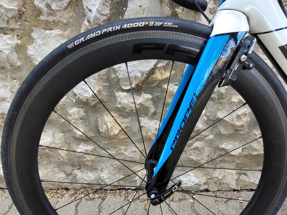 Giant Propel. Bicicleta aero em carbono com Shimano Ultegra Di-2 de 11 velocidades. Linda, rápida, rígida e num estado irrepreensível de conservação.