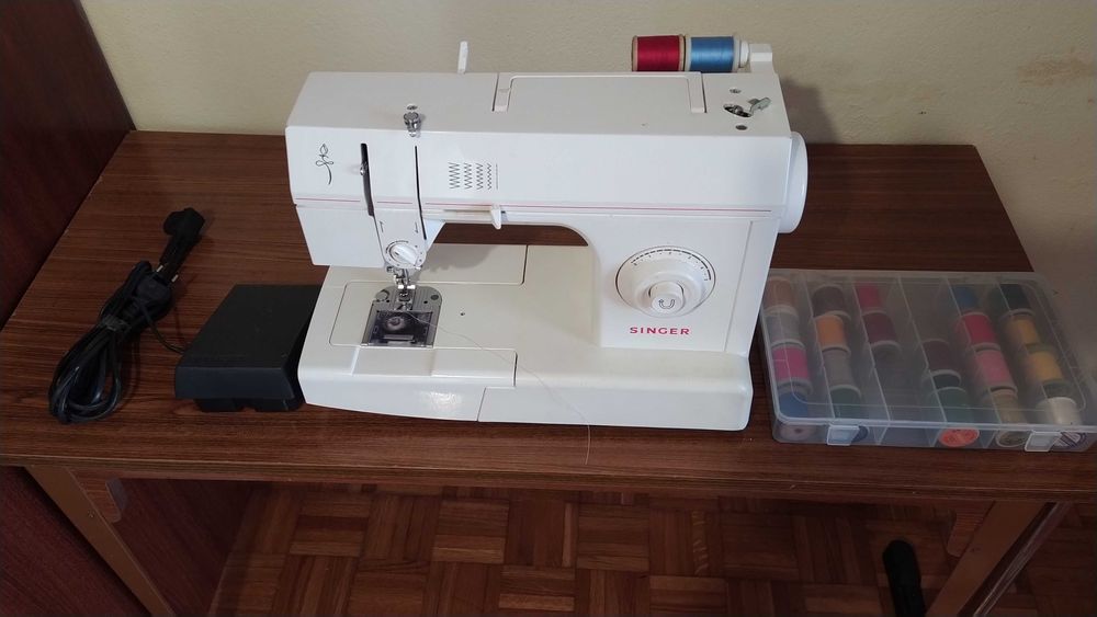 2 Máquinas de Costura Singer (Merritt e M.C.P.K. - 2802 c)