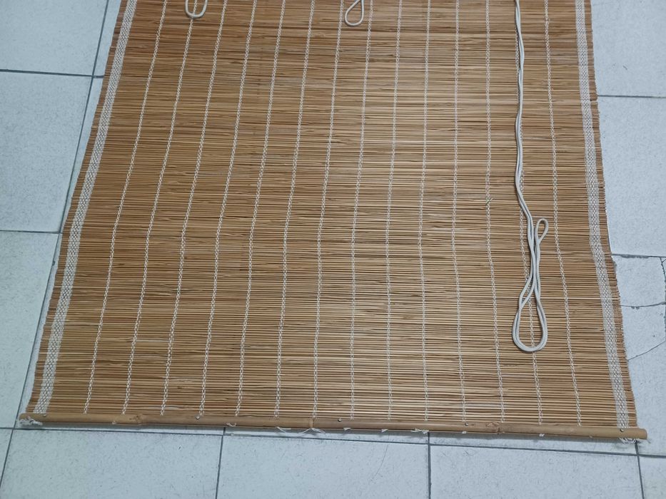 Estore de rolo em palhinha/ bambu