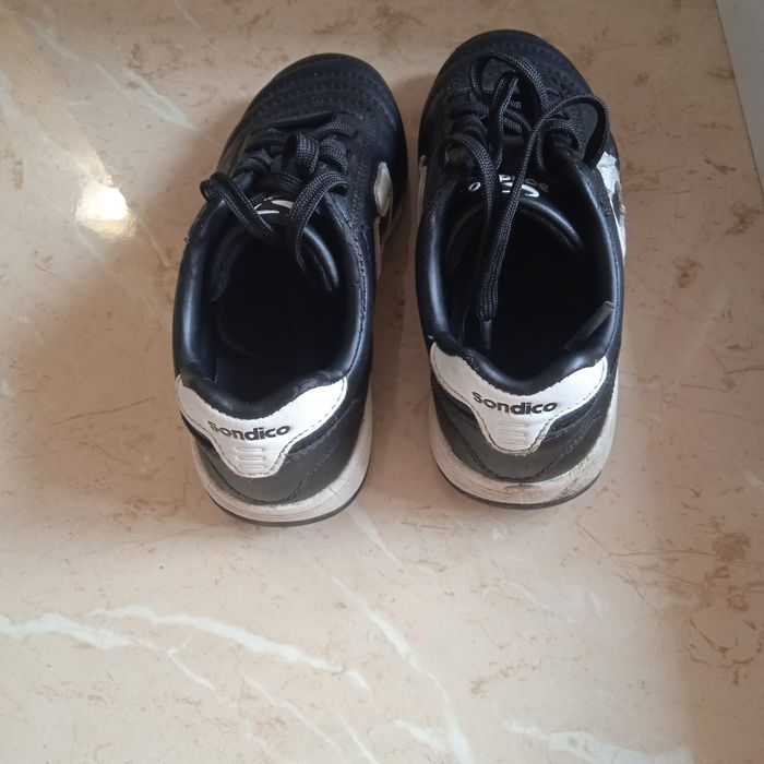 Кросівки для футболу