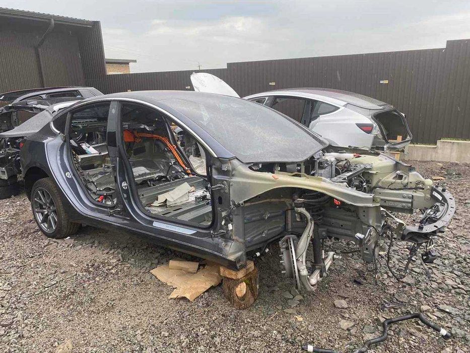 Четверть Tesla Model 3