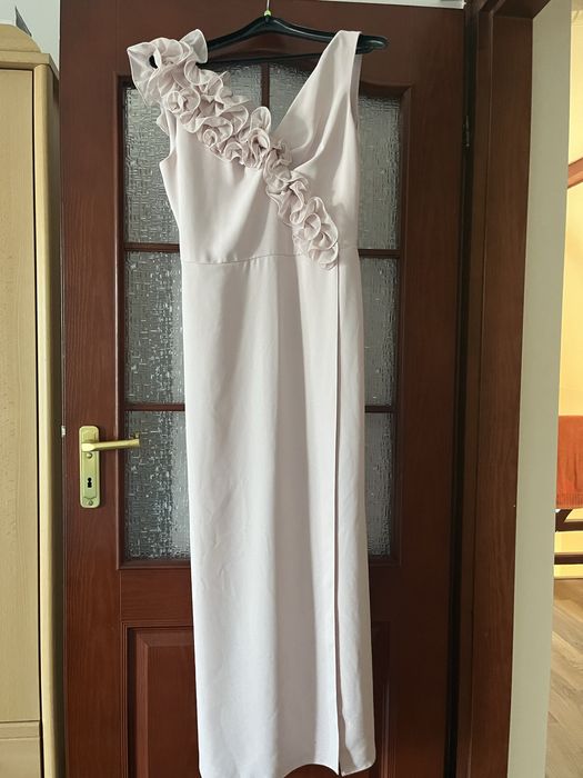 Piekna, elegancka sukienka na wesele