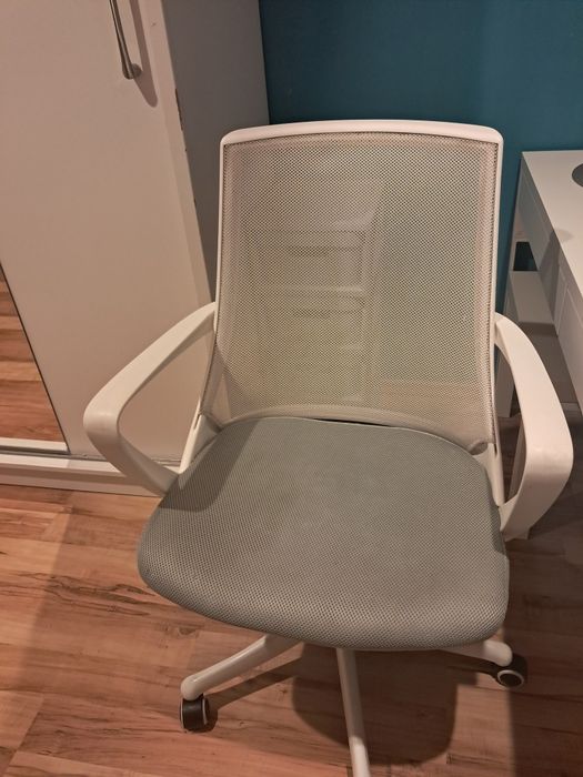 Biurko MICKE IKEA  142x75x50 krzeslo biurkowe gratis