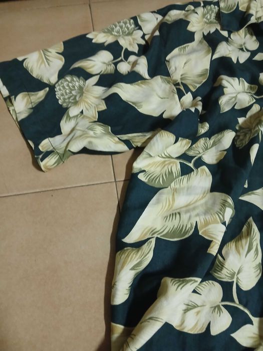 Camisa florida em seda de manga curta, em tons de azul marinho e bege, da Tommy Bahama