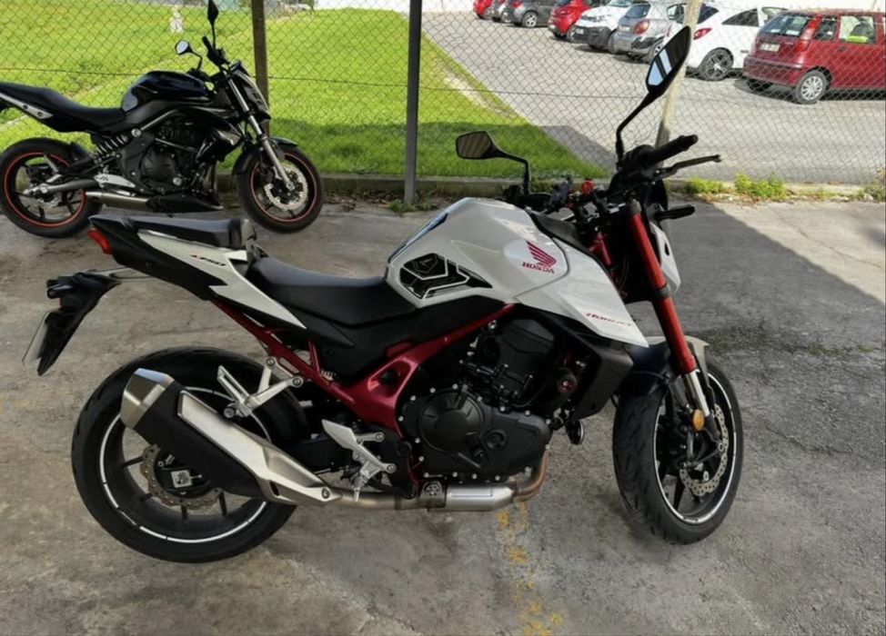 Cb 750 hornet 2024 com 9900km varios extras, com garantia
