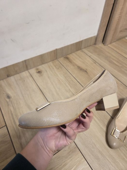 Eleganckie beżowe czółenka CORSO na stabilnym słupku