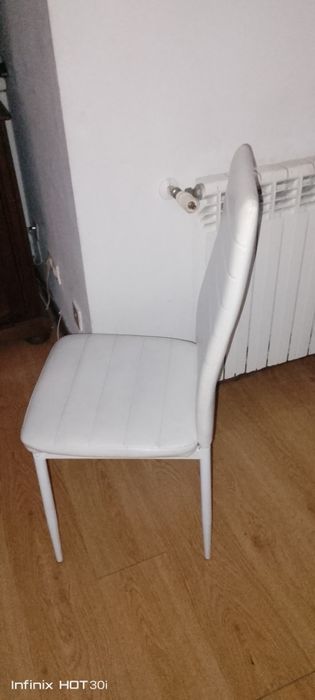 Cadeira em pele branca