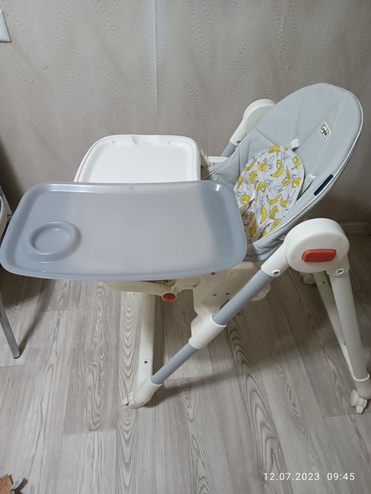 Столик для годування