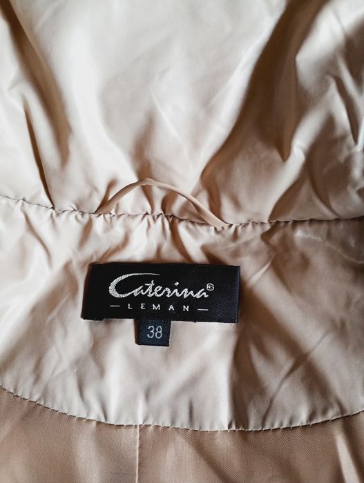 38 Caterina Leman długa kurtka płaszcz beżowy kaszmirowy z kołnierzem.