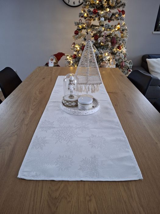Biały bieżnik w śnieżynki, świąteczny zimowy bieżnik obrus