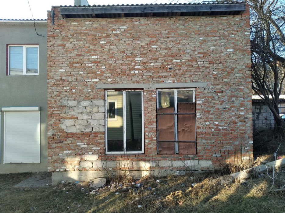 дачний будинок-ділянка= 0.15га. та будинок під магазин або житло.