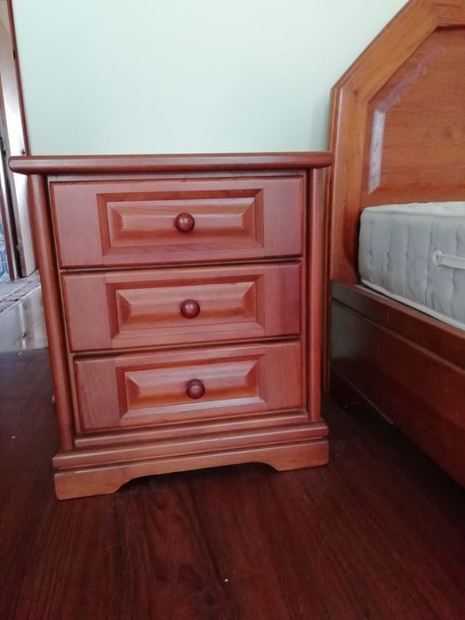 Cama e mesa de cabeceira em cerejeira cor mel