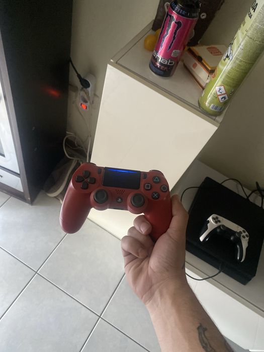 PS4 Slim 1TB + GTA V + 2 Comandos (1 original)