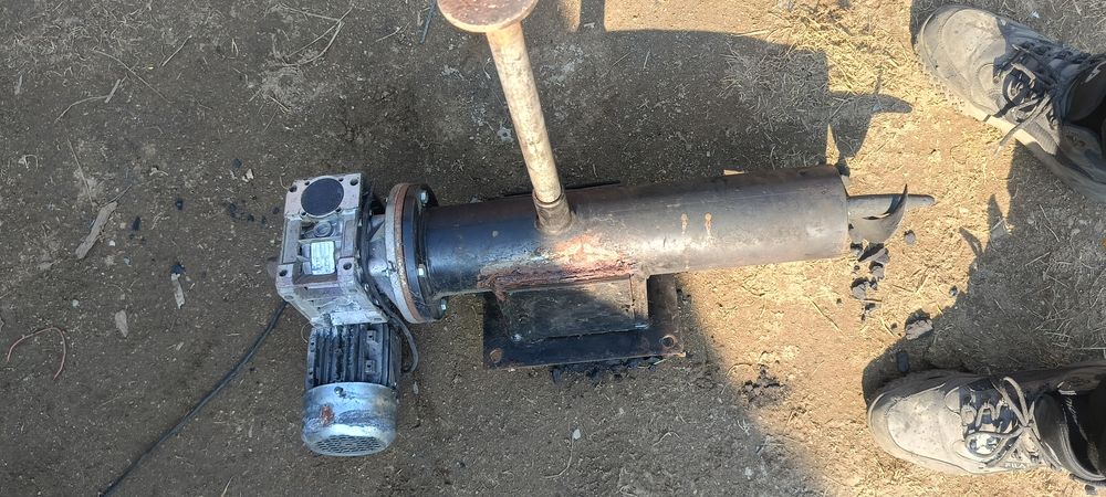 Podajnik śrubowy na paliwo stałe