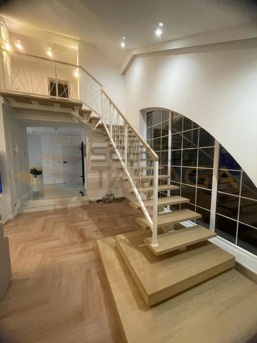 Schody metalowe, stalowe, na konstrukcji, samonośne.