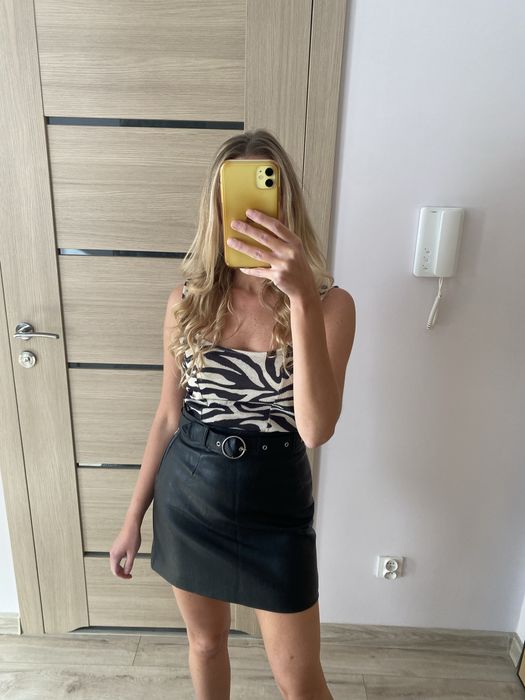 H&M – czarna spódniczka (mini) z ekoskóry z wysokim stanem i paskiem