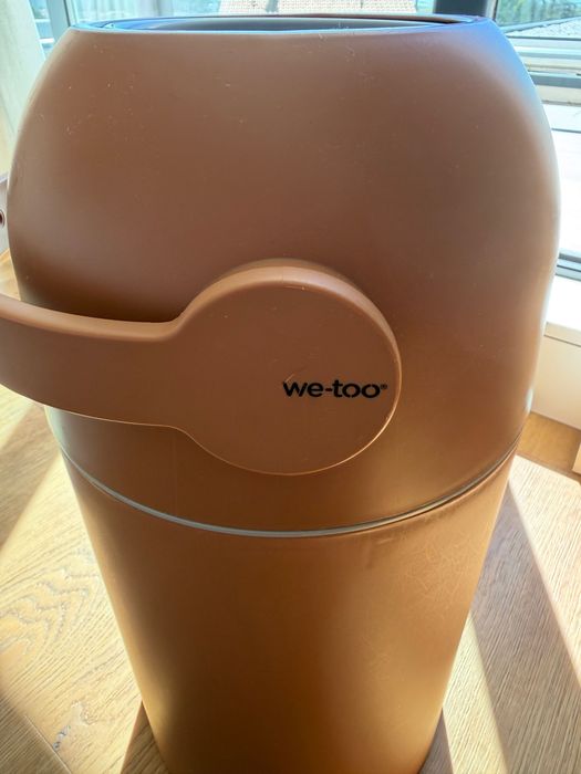 Muda-fraldas Original Leander Matty bege com balde para fraldas em camel de Wee-Too