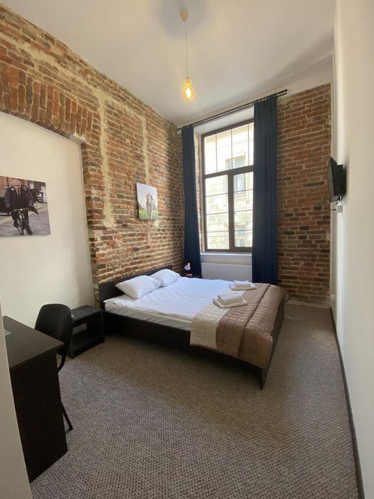 Готель « Ровер» власна парковка , ближній центр, сніданки.