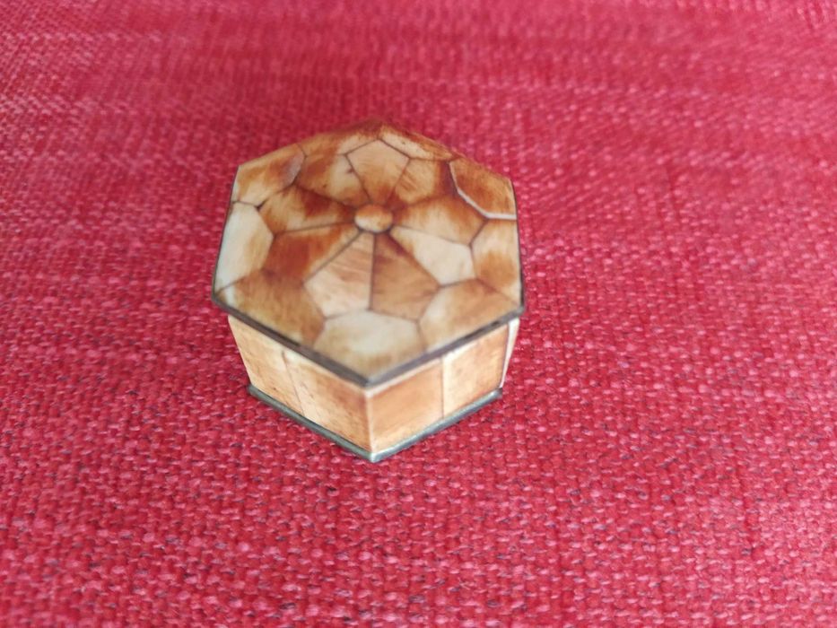 Caixa hexagonal em latão e pedra incrustada lindissima