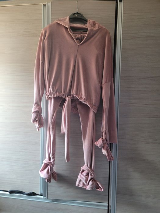 Pudrowe dresik wiązany