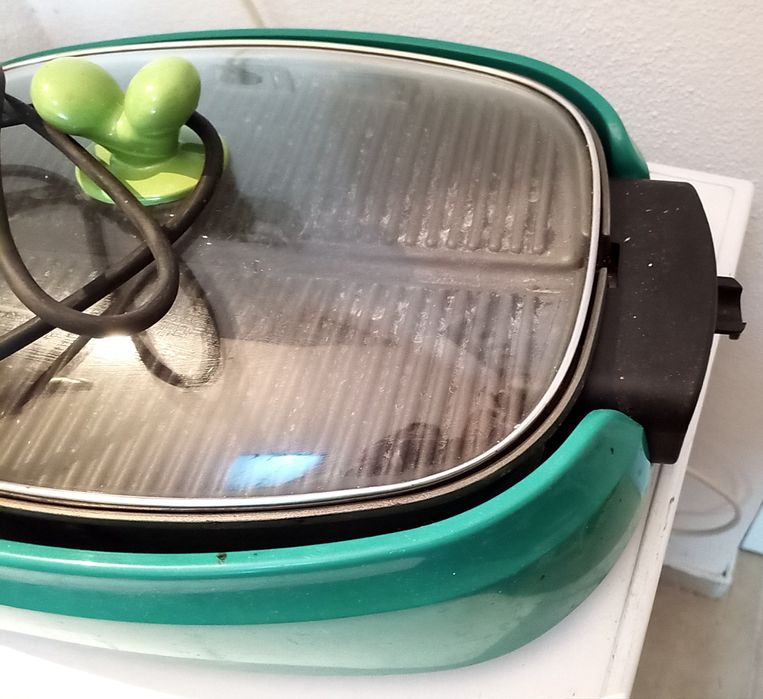 Grelhador eléctrico com tampa