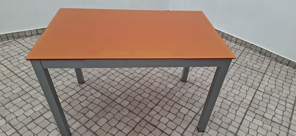 Mesa de vidro com cadeiras
