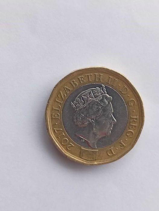 Brilhante e com defeito: moeda de Elisabeth II, one pound, 2017