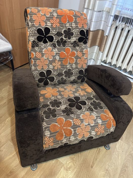 Fotele w kwiaty - brazowo pomarańczowe