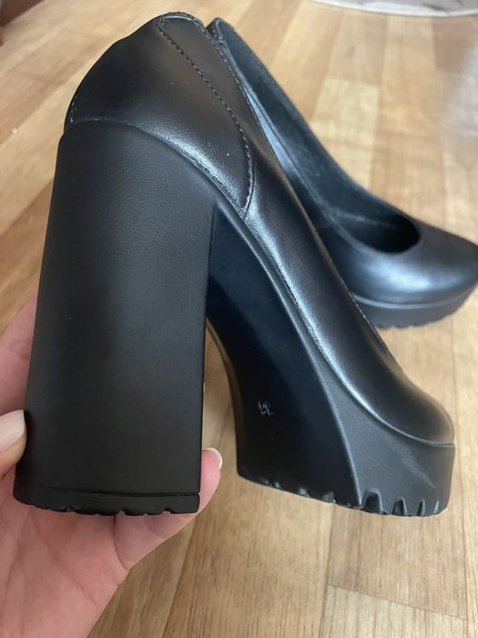 Жіночі шкіряні туфлі