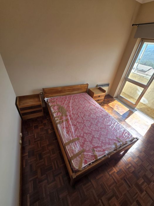 Cama de casal, mesas de cabeceira e cómoda