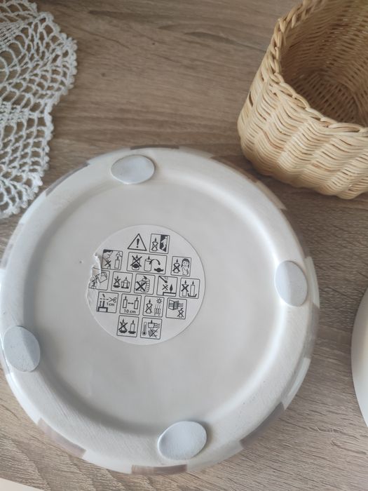 Dwie ceramiczne podstawki, koszyczek