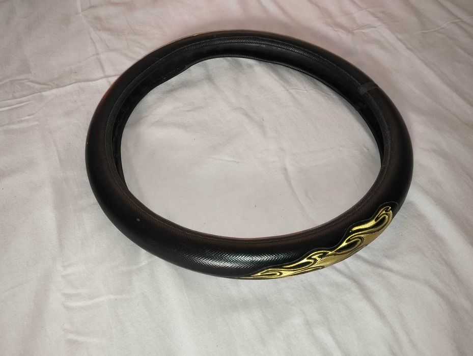 Capa de Volante - 38/39 cm - Preto/Dourado - Usado