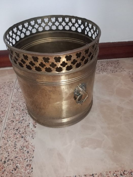 Vaso antigo em Latão
