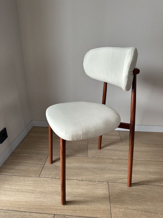 Комплект із 4 стильних стільців — сучасний дизайн