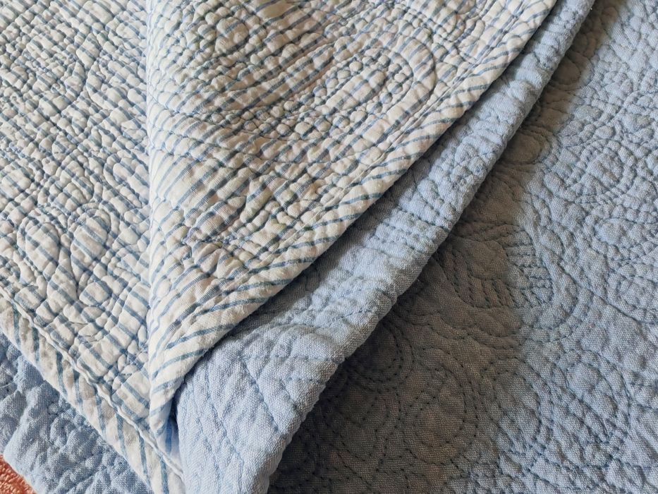 Colcha reversível em azul para berço