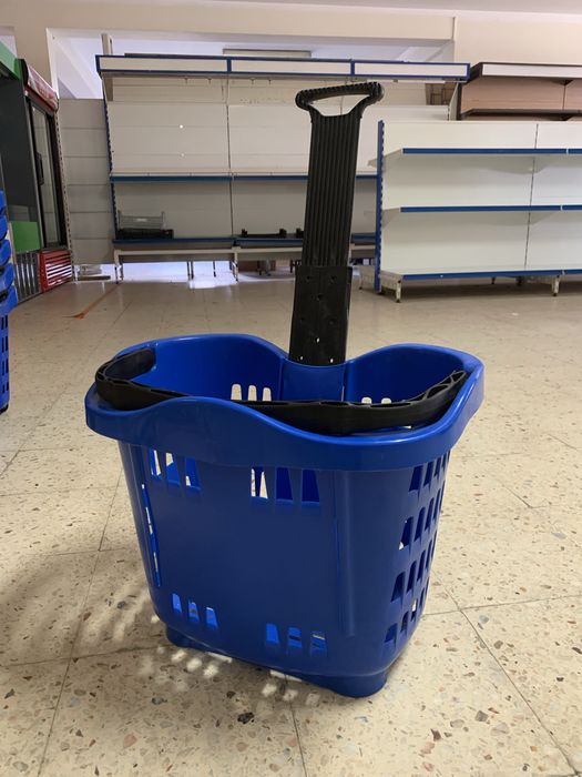 Cestos de supermercado azuis em plastico