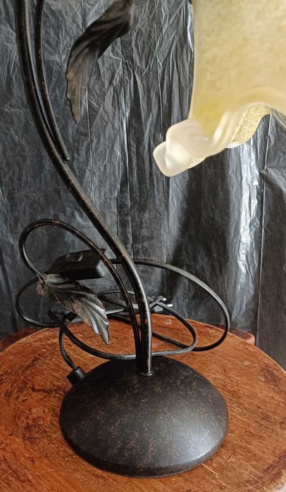 Candeeiro de mesa metálico pintado com tulipa vidro
