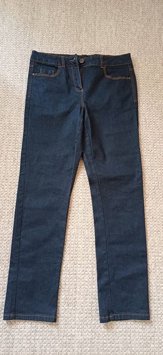 Джинси темно сині.