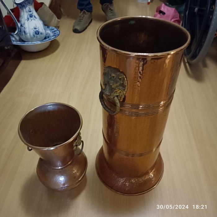 Pote e Suporte de guarda~chuvas em cobre