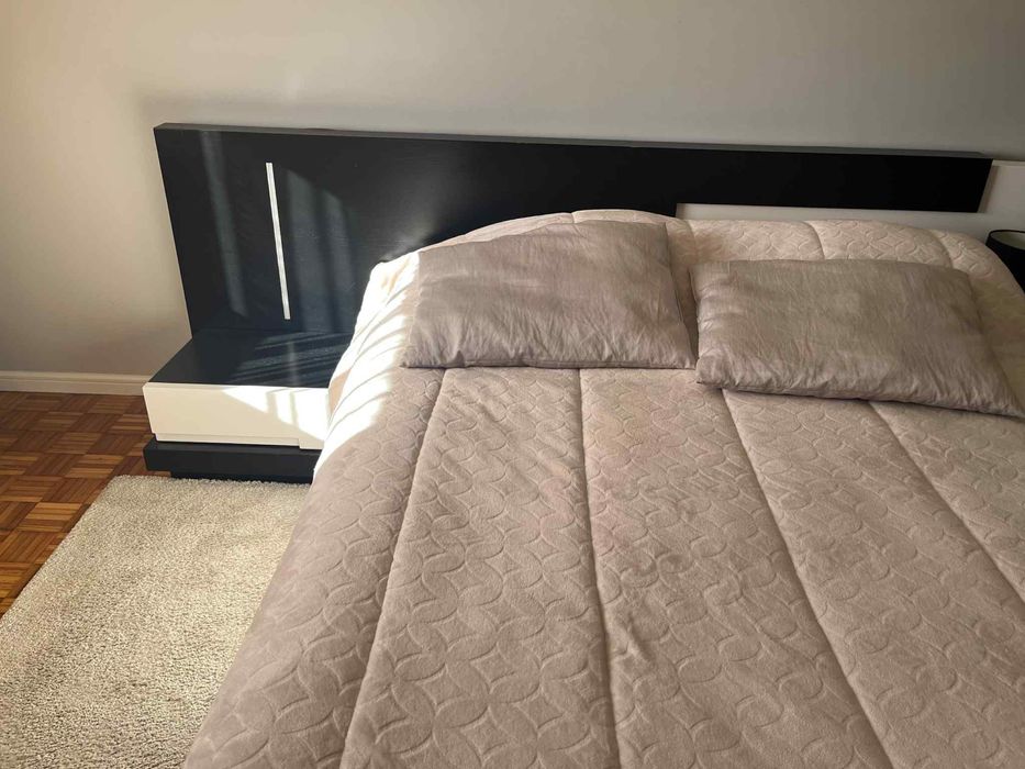 Cama casal+ comoda+ 2 mesas de cabeceira