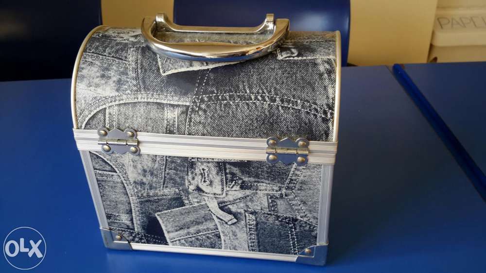 Baú pequeno em bom estado de conservacao