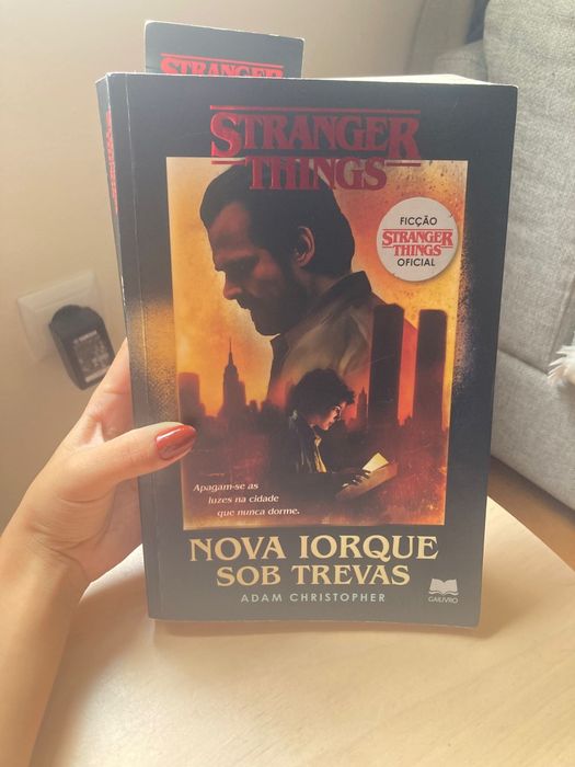Livro "Nova Iorque sob trevas" da série da Netflix Stranger Things