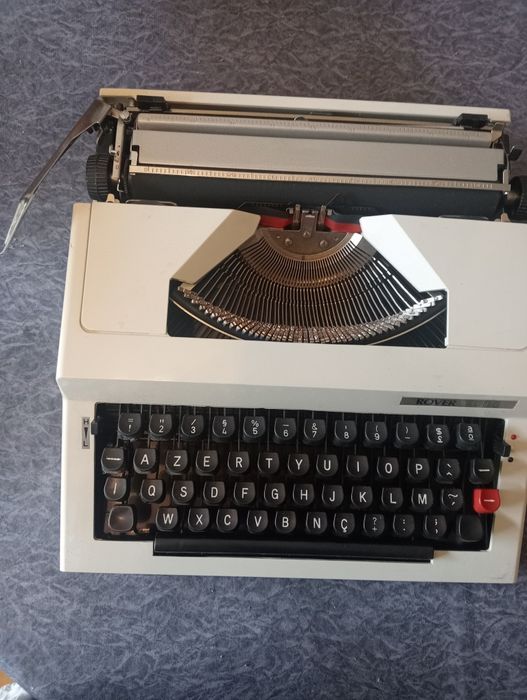 Vendo Máquina de escrever.
