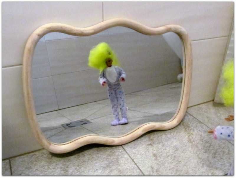 Lustro ścienne w pofalowanej drewnianej ramie 35x50 cm