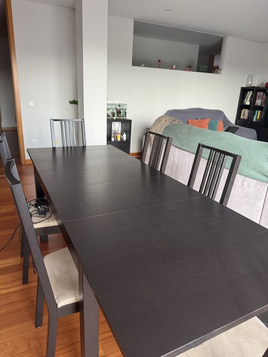 Mesa de jantar e cadeiras