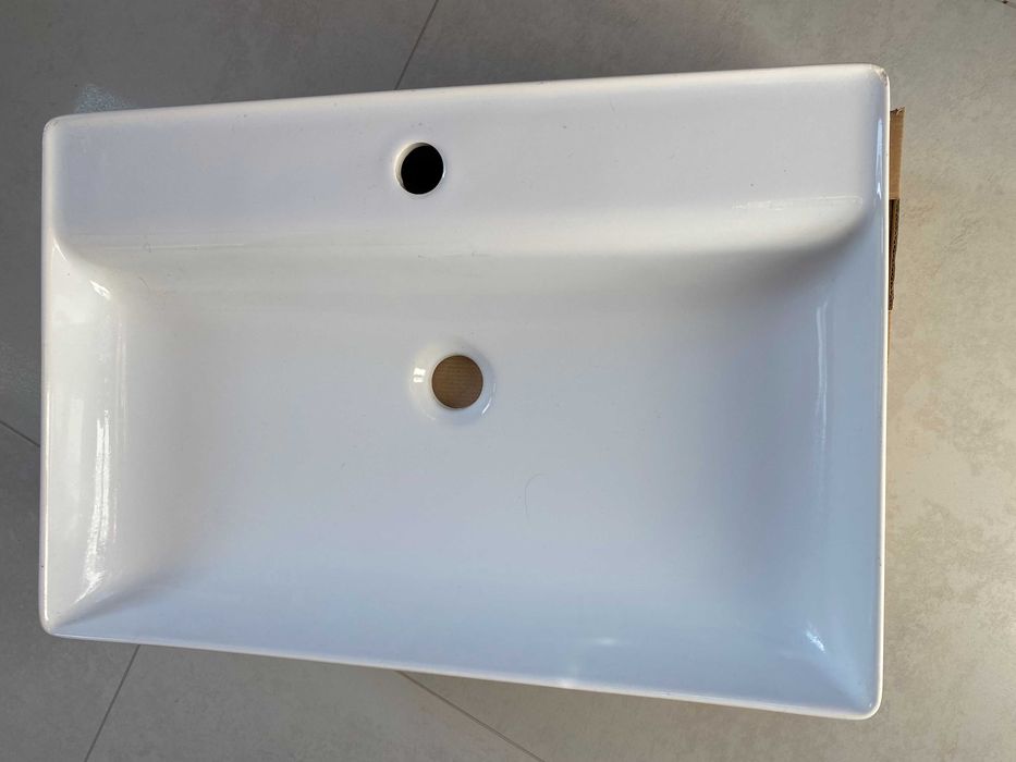 sprzedam umywalkę łazienkową nowa lekko uszkodzona