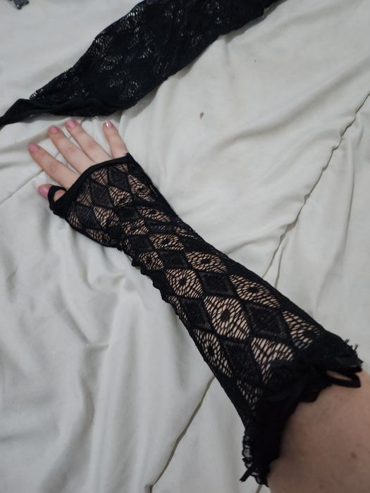 Czarne koronkowe rękawiczki bez palców
