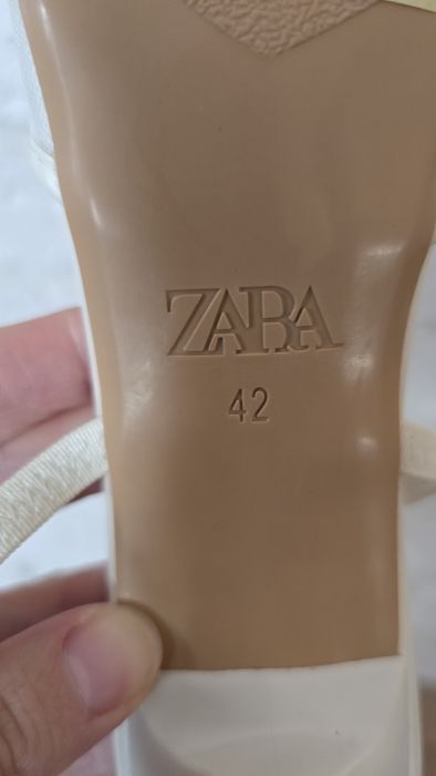 Святкові босоніжки в стилі ZARA з вишивкою